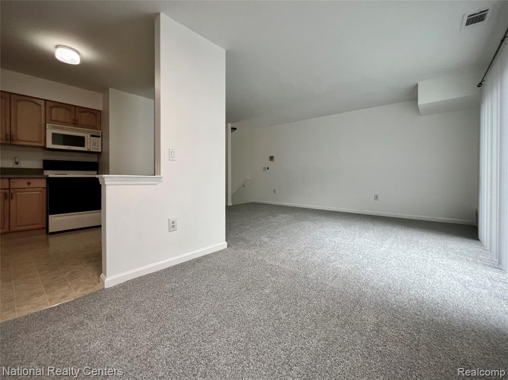 33911 Pondview Circle, Livonia, MI 48152 — Photo 14