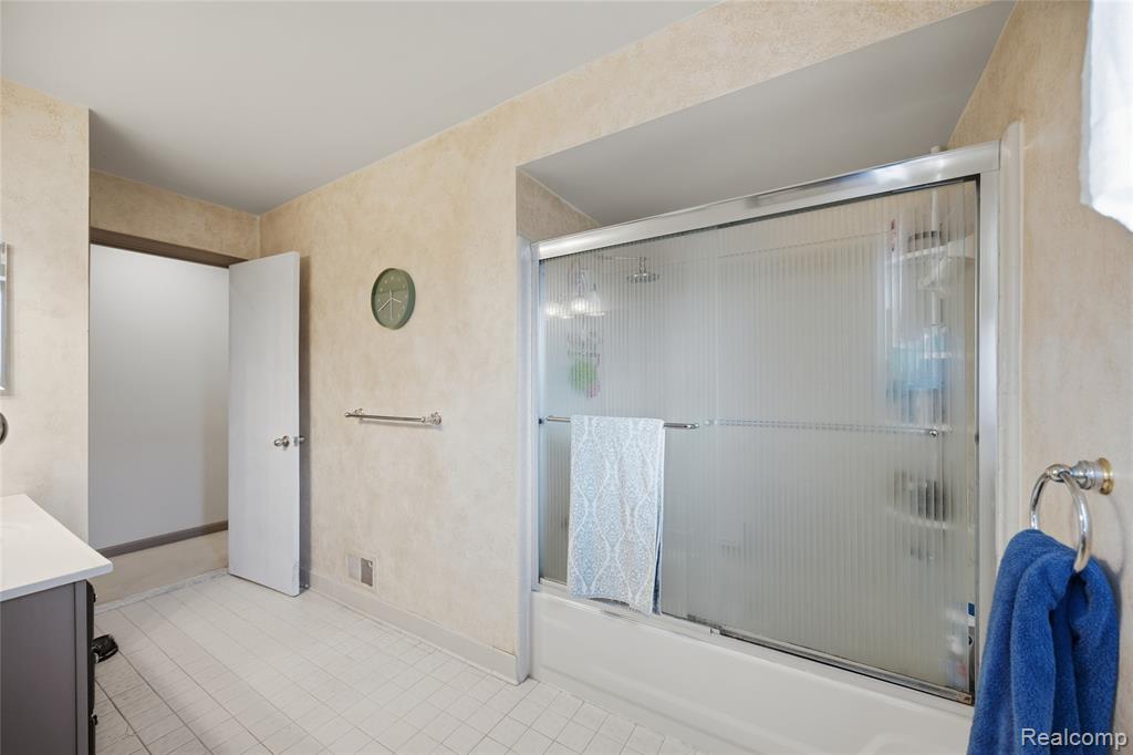 40645 Heatherlea Court, Clinton Twp, MI 48038 — Photo 21