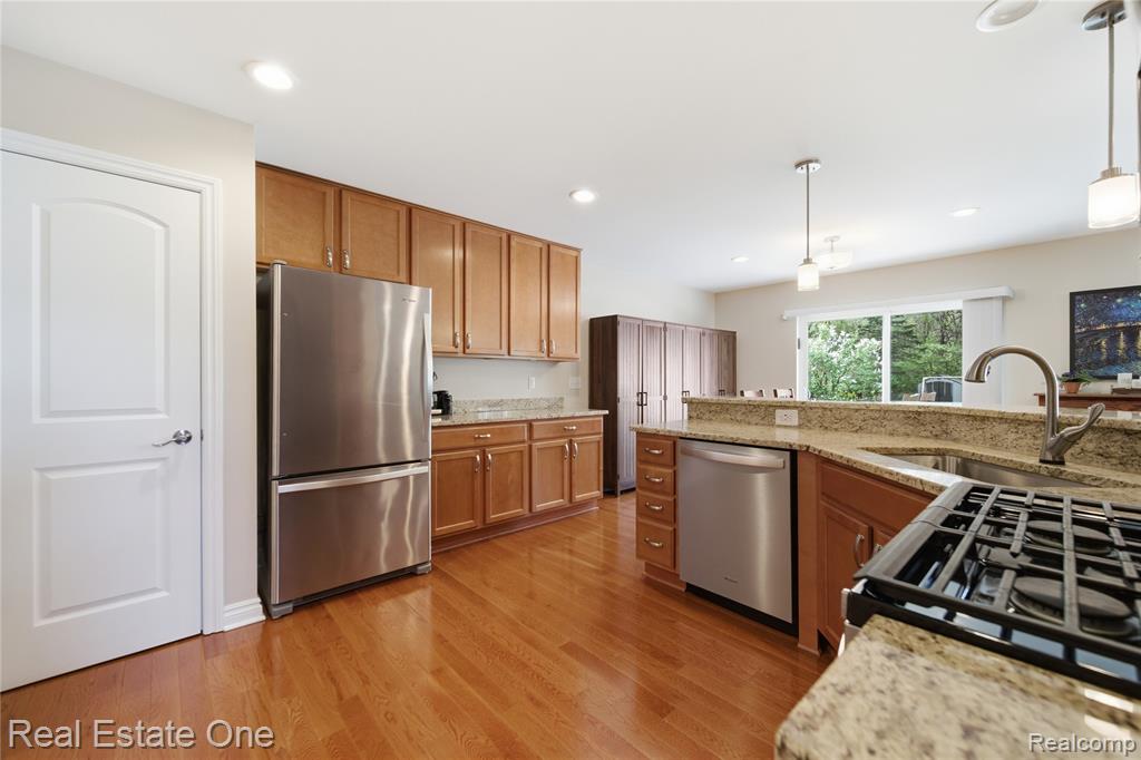 8915 Gittins Street, Commerce Twp, MI 48382 — Photo 10