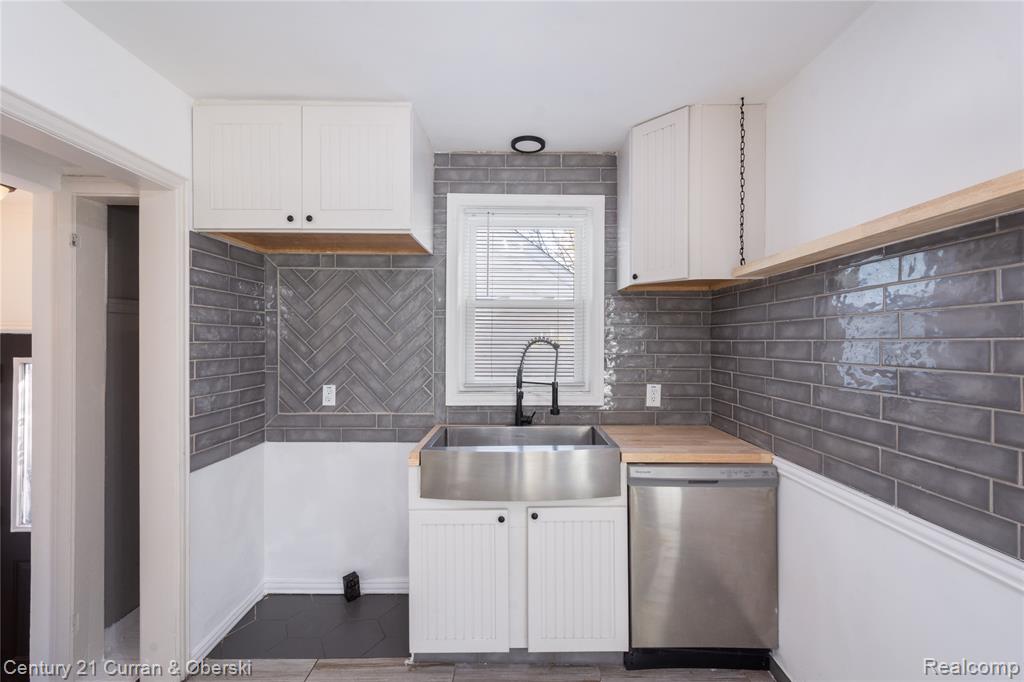 18933 Kenosha Street, Harper Woods, MI 48225 — Photo 10
