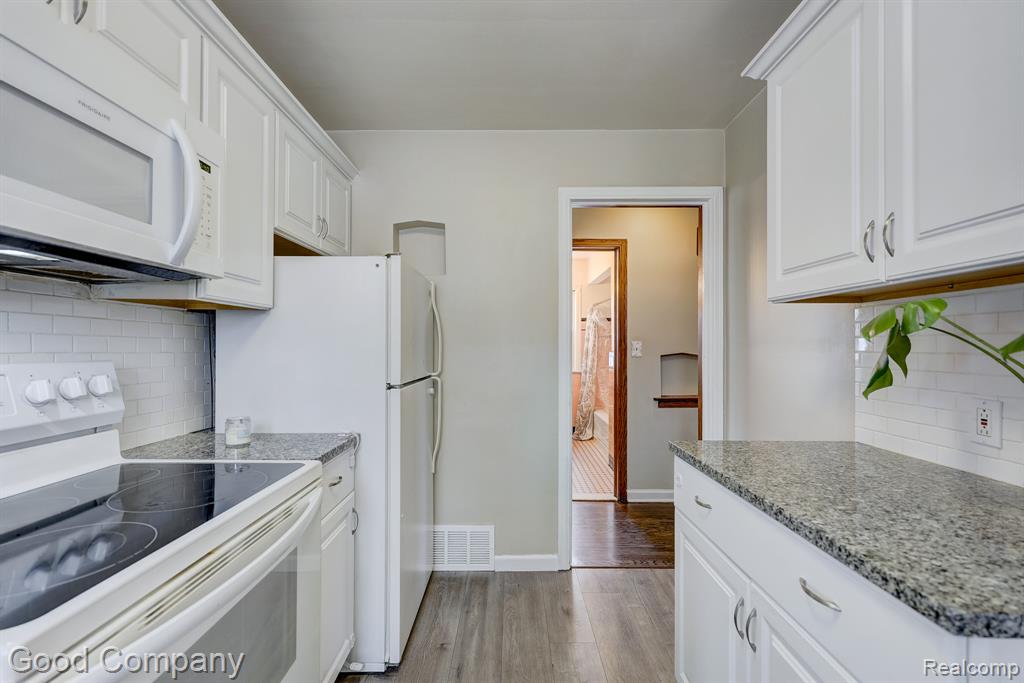 8460 Kenberton Drive, Oak Park, MI 48237 — Photo 18