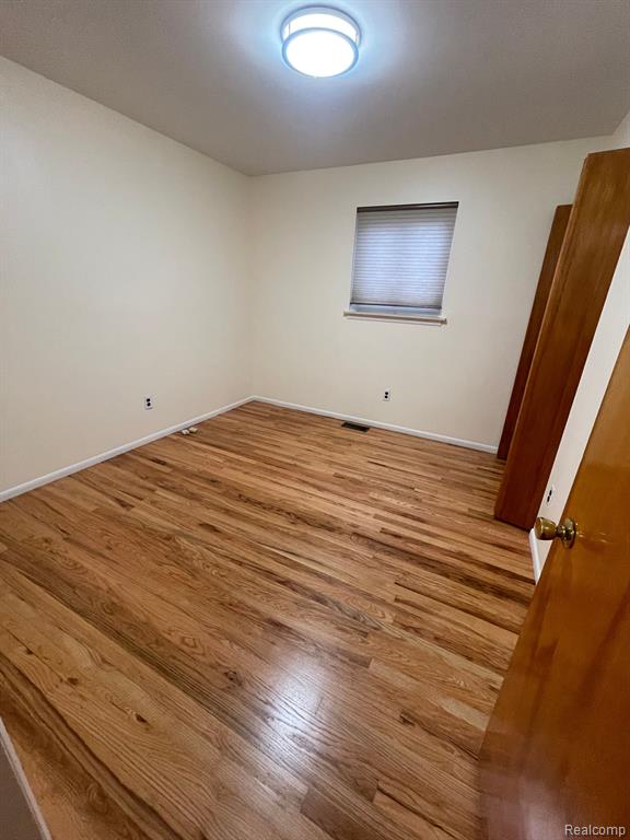 6585 FENTON Street, Dearborn Heights, MI 48127 — Photo 8