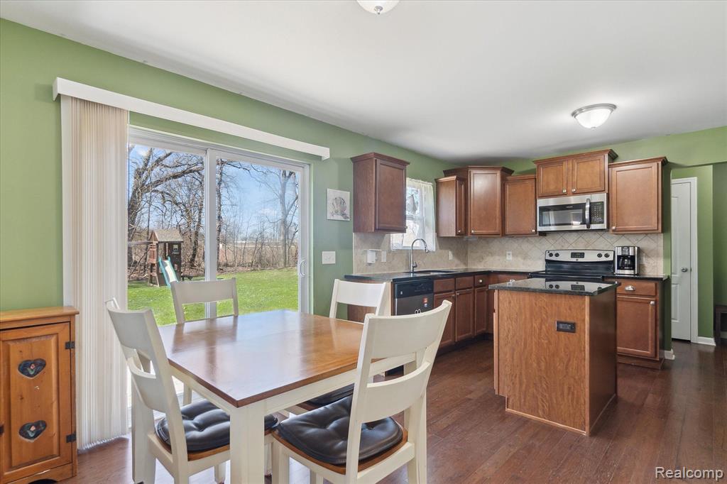 658 GLENLIVET Street, Howell, MI 48843 — Photo 12