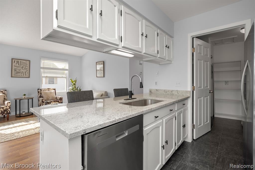 1556 MARINER Drive, Walled Lake, MI 48390 — Photo 17