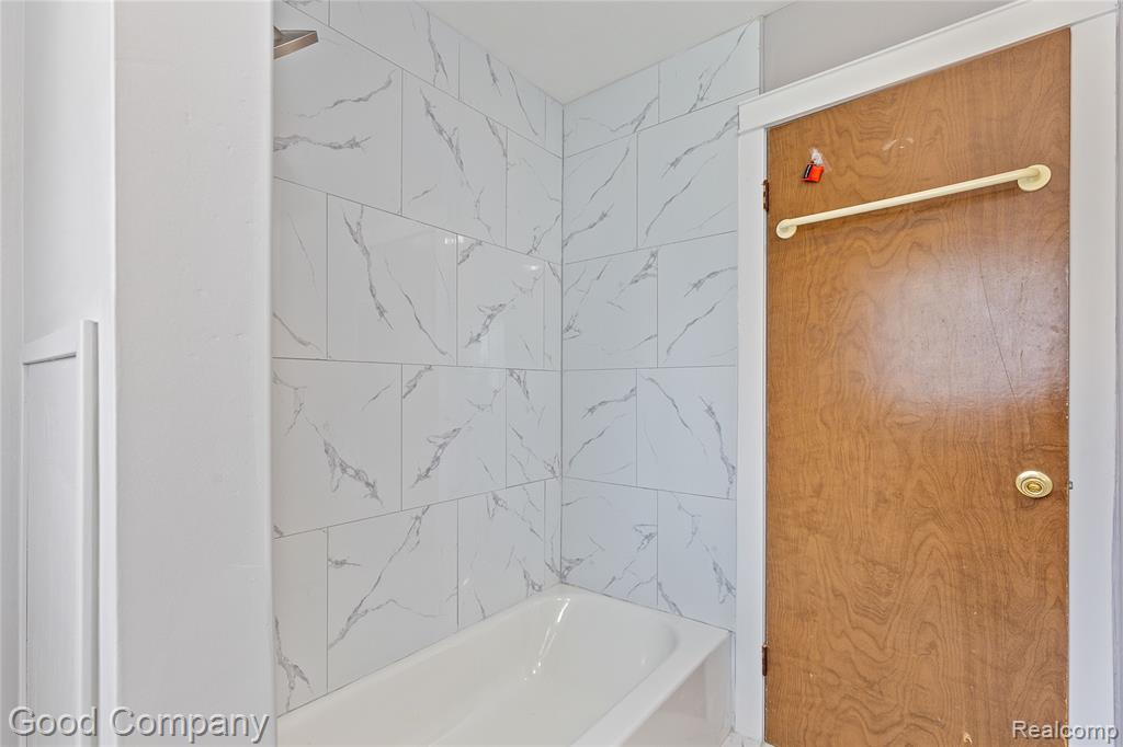 22048 Hampton Court, Woodhaven, MI 48183 — Photo 24