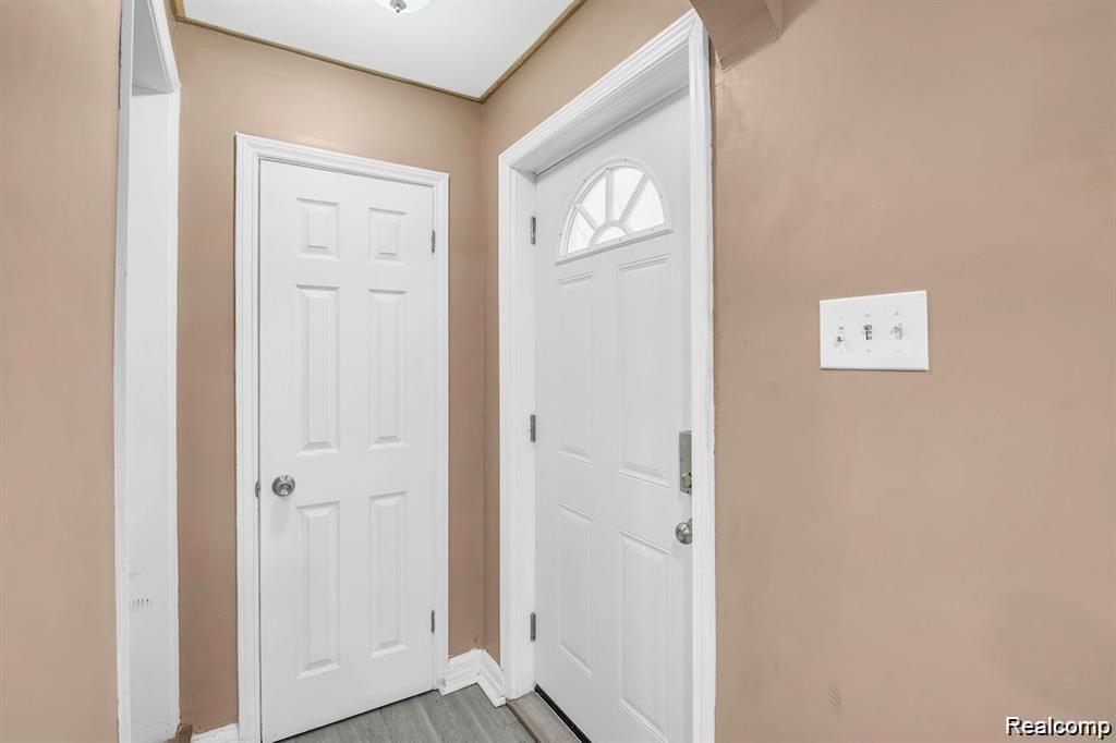 8362 CLOVERLAWN Street, Detroit, MI 48204 — Photo 9