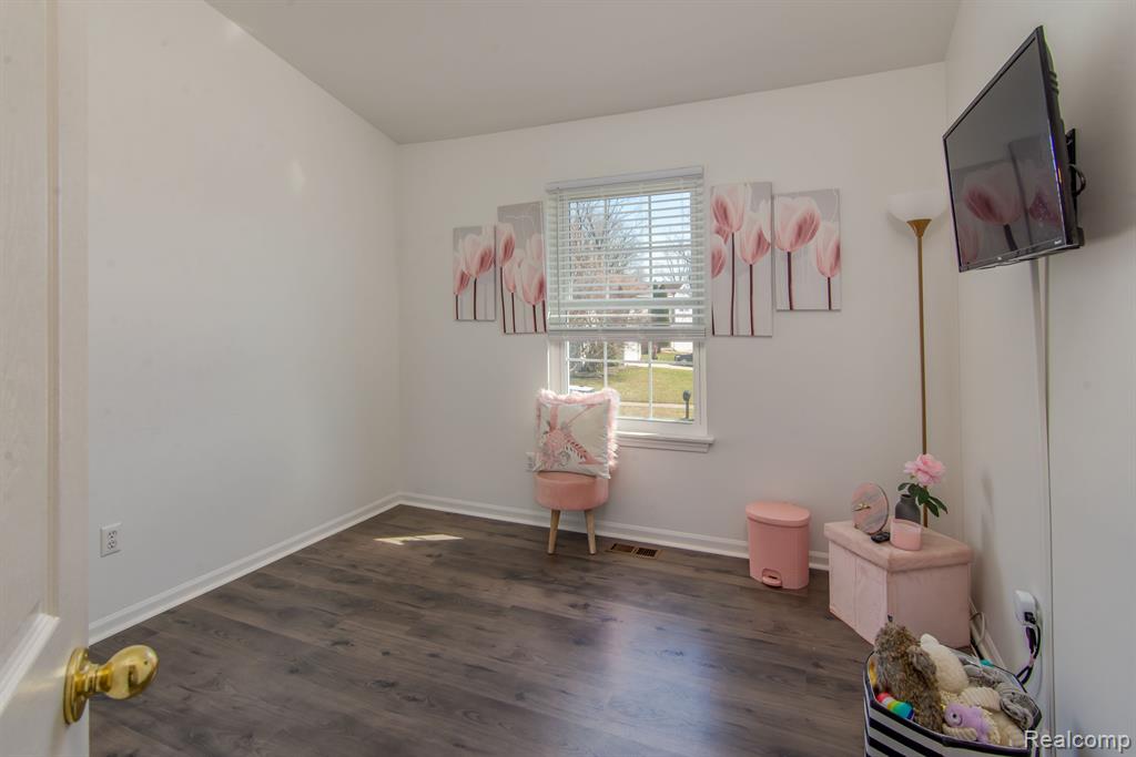 348 VICTORIAN Lane, Belleville, MI 48111 — Photo 14