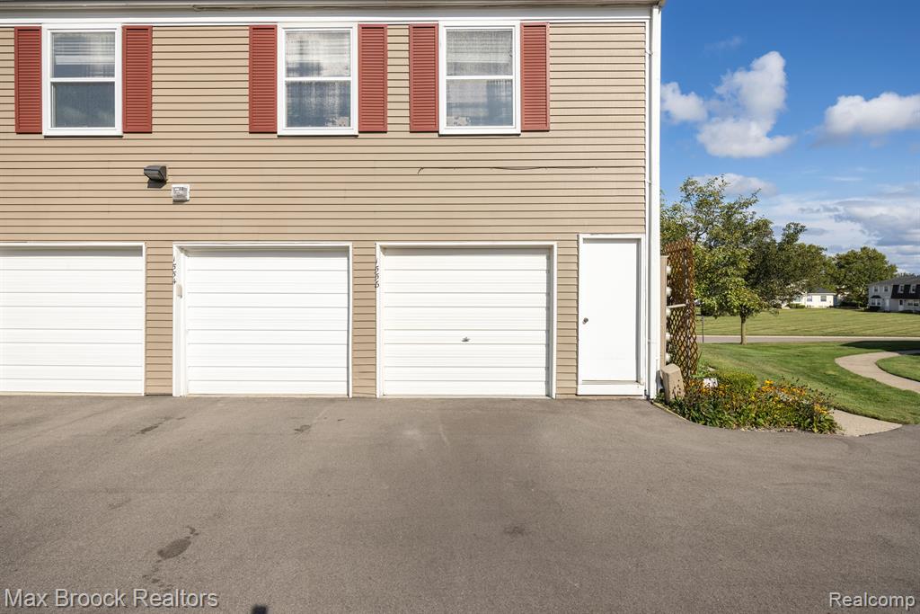 1556 MARINER Drive, Walled Lake, MI 48390 — Photo 40