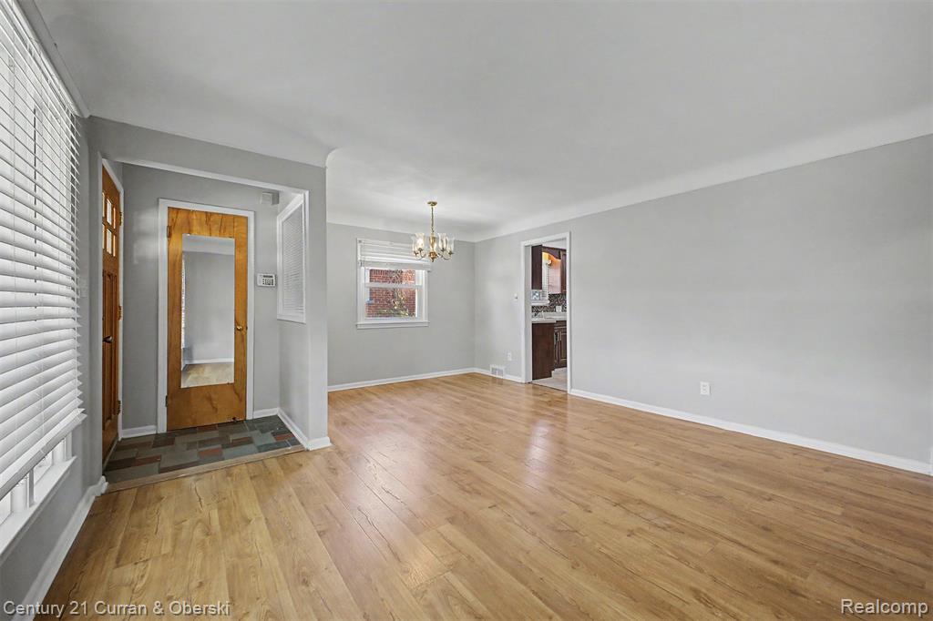 8212 GLENGARY Street, Dearborn Heights, MI 48127 — Photo 5