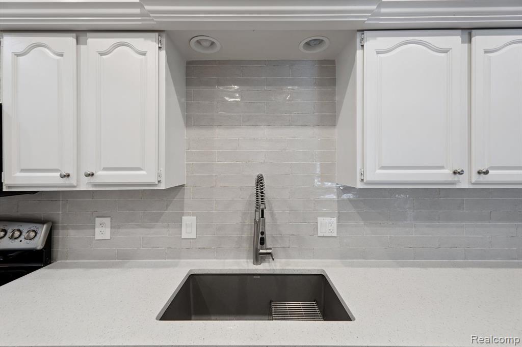 43050 12 Oaks Crescent Drive, 2066, Novi, MI 48377 — Photo 11