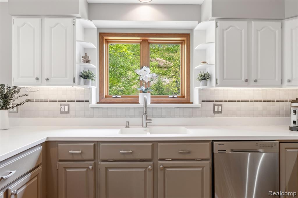 2484 PINE HOLLOW Trail, Brighton, MI 48114 — Photo 15