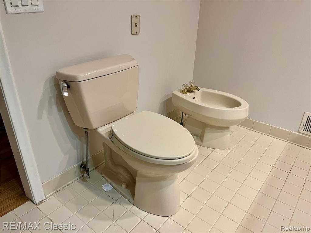 7663 Danbury Circle, West Bloomfield, MI — Photo 16