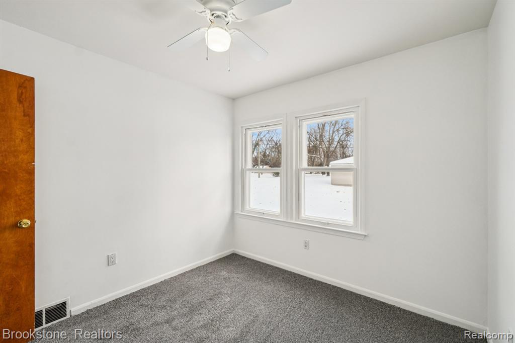 5729 Graves Street, Waterford, MI 48327 — Photo 17