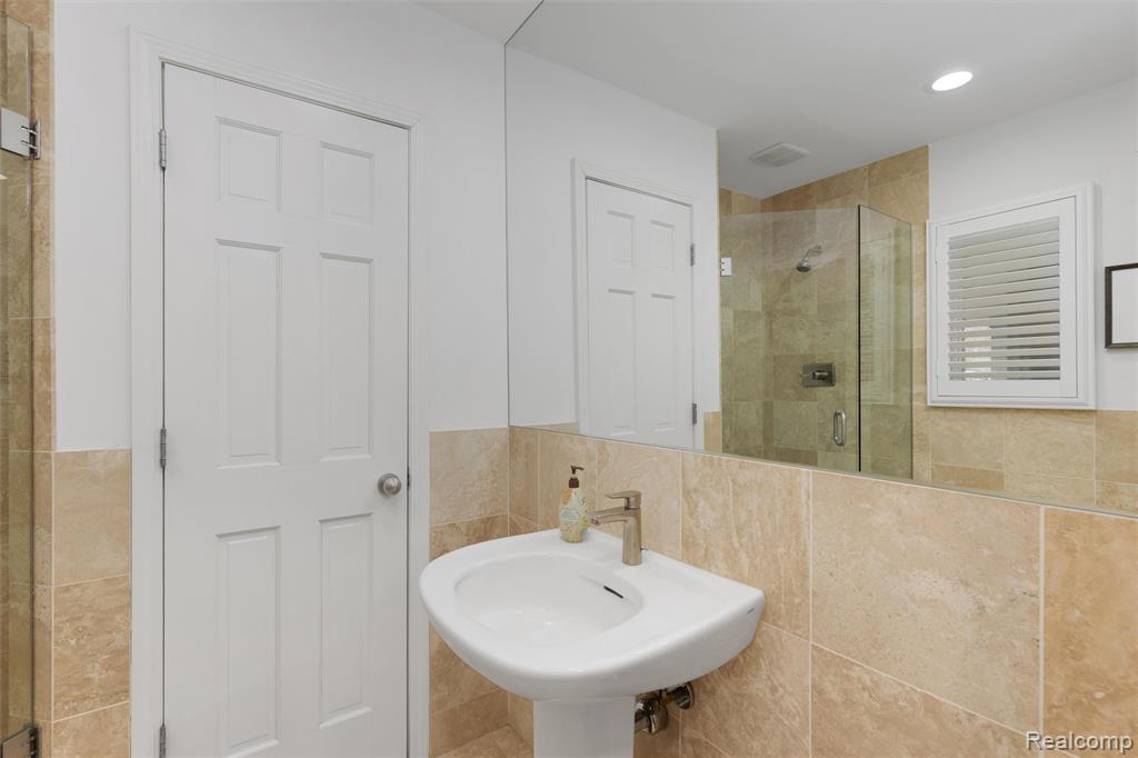6183 Lantern Lane, Bloomfield Hills, MI 48301 — Photo 32