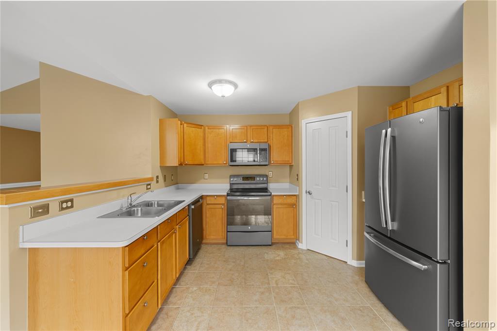 47408 PEMBROKE Drive, Canton, MI 48188 — Photo 13