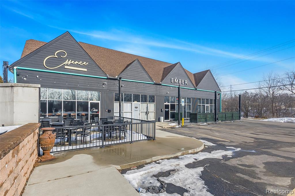 4127 Orchard Lake Rd, Orchard Lake Village, MI 48323