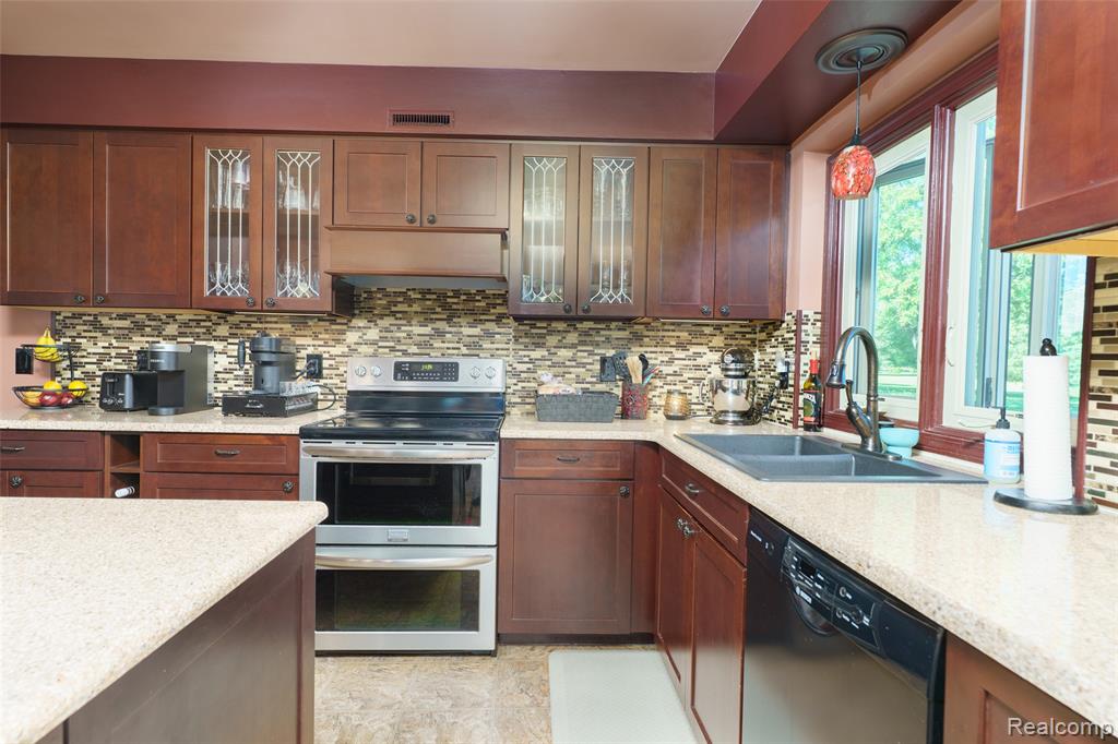 47582 Fox Court, Canton, MI 48187 — Photo 11