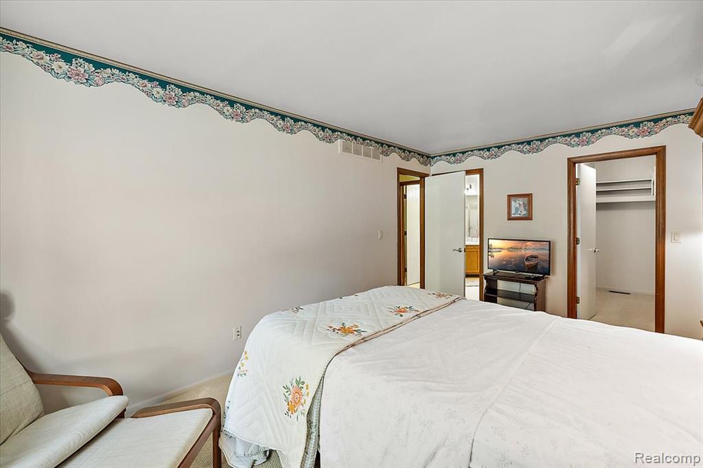 404 Meadow Bridge Drive, Rochester Hills, MI 48307 — Photo 23