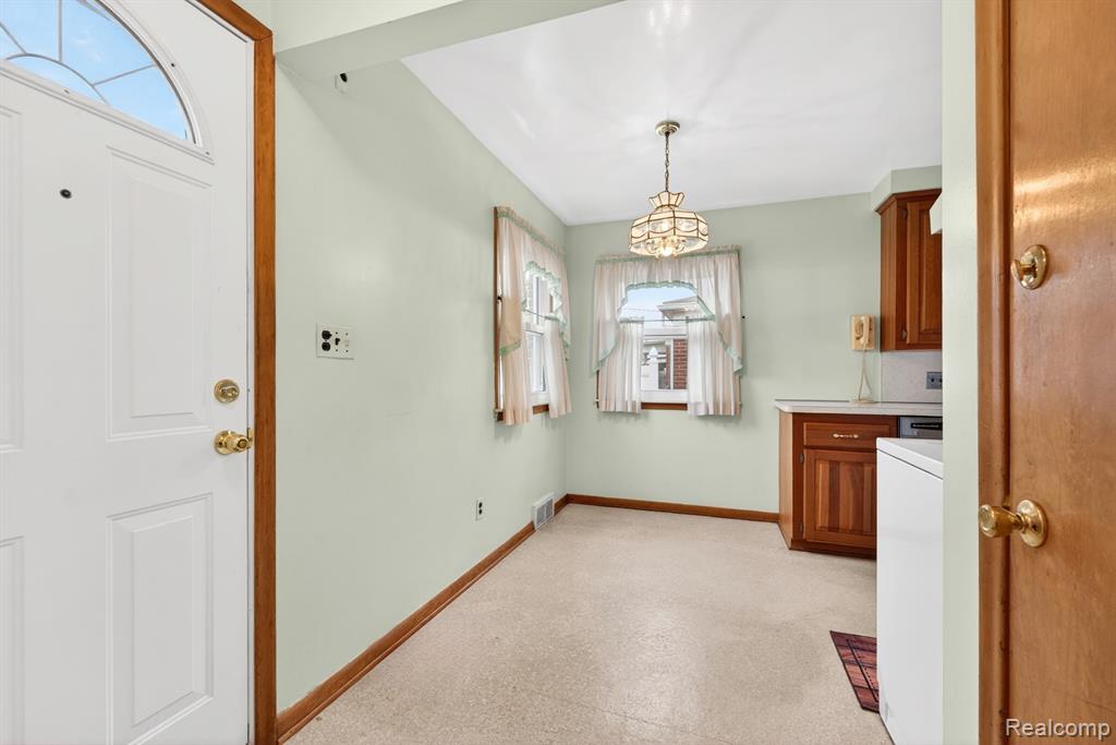8300 Kinmore Street, Dearborn Heights, MI 48127 — Photo 7