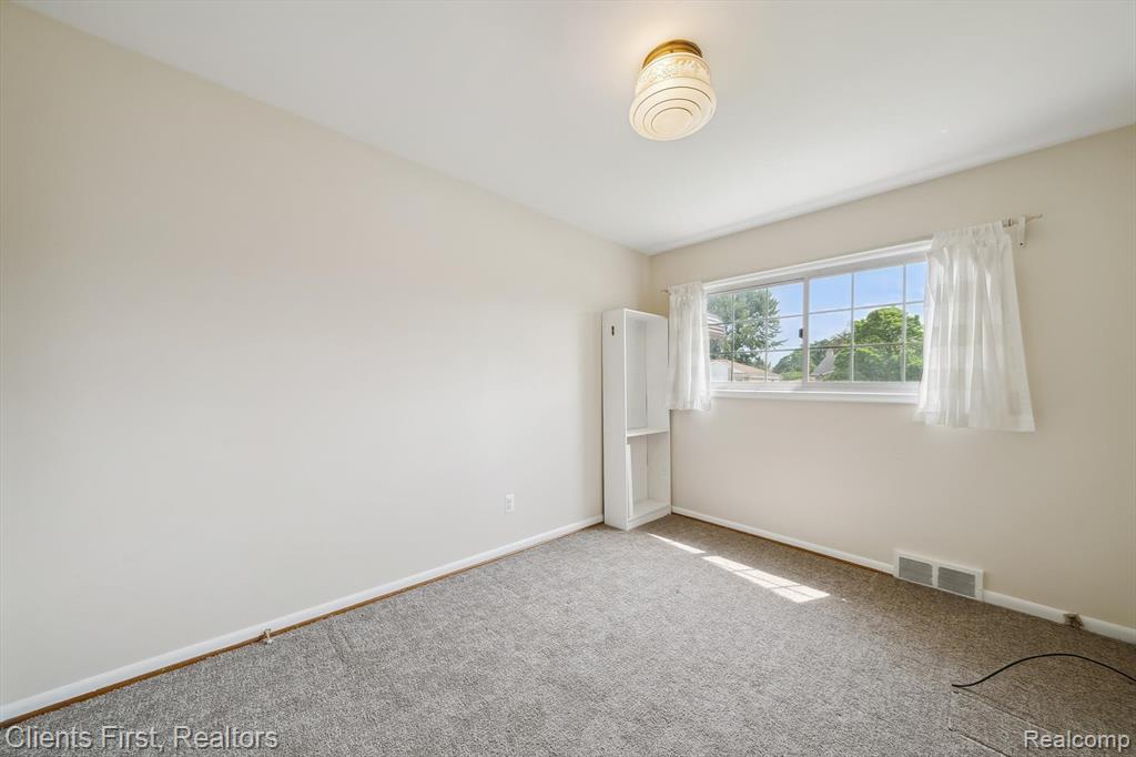 939 Deering Street, Garden City, MI — Photo 17
