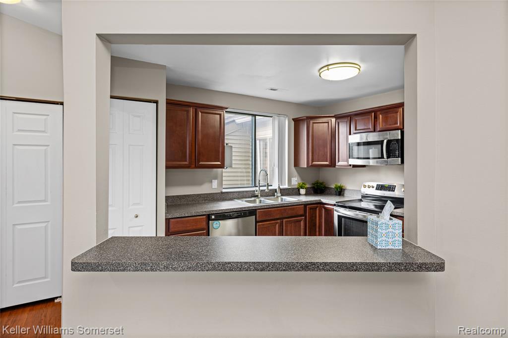 20745 Indian Creek Drive, Farmington Hills, MI 48335 — Photo 15