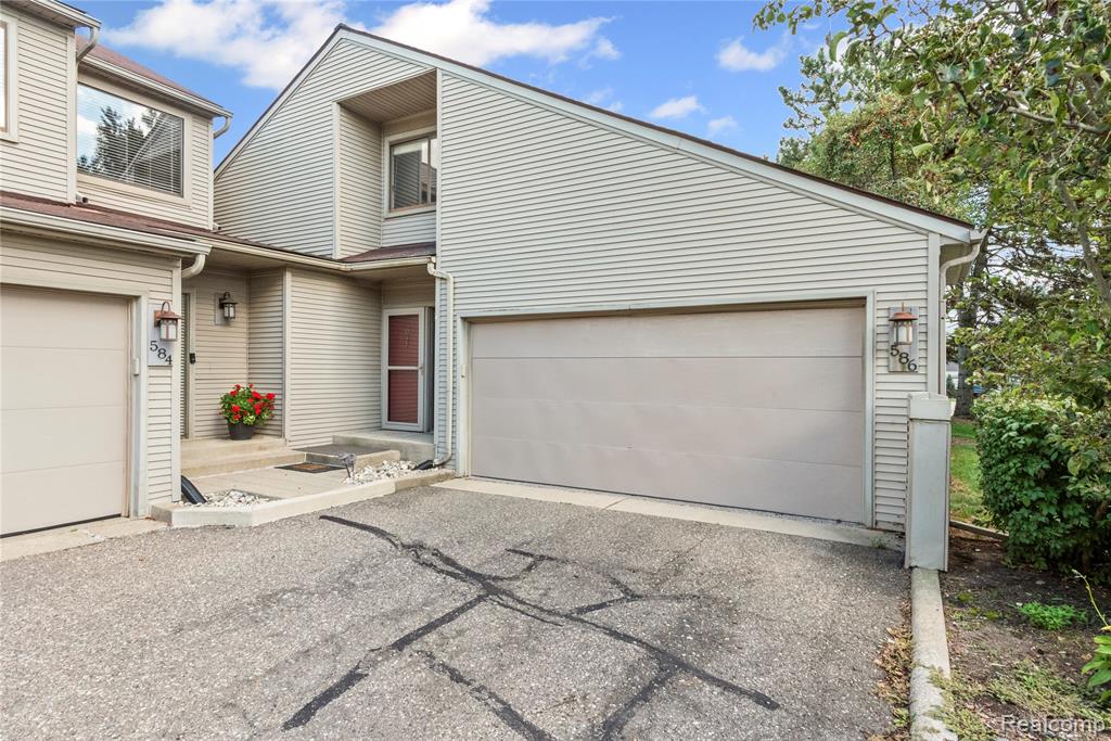 586 Ashley Circle, Rochester Hills, MI 48307 — front exterior