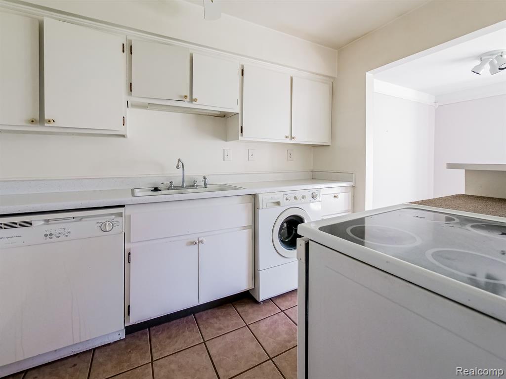 1850 COLONIAL VILLAGE Way, 3, Waterford, MI 48328 — Photo 5