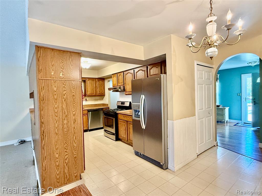 42075 GLORIA Drive, Canton, MI 48187 — Photo 18