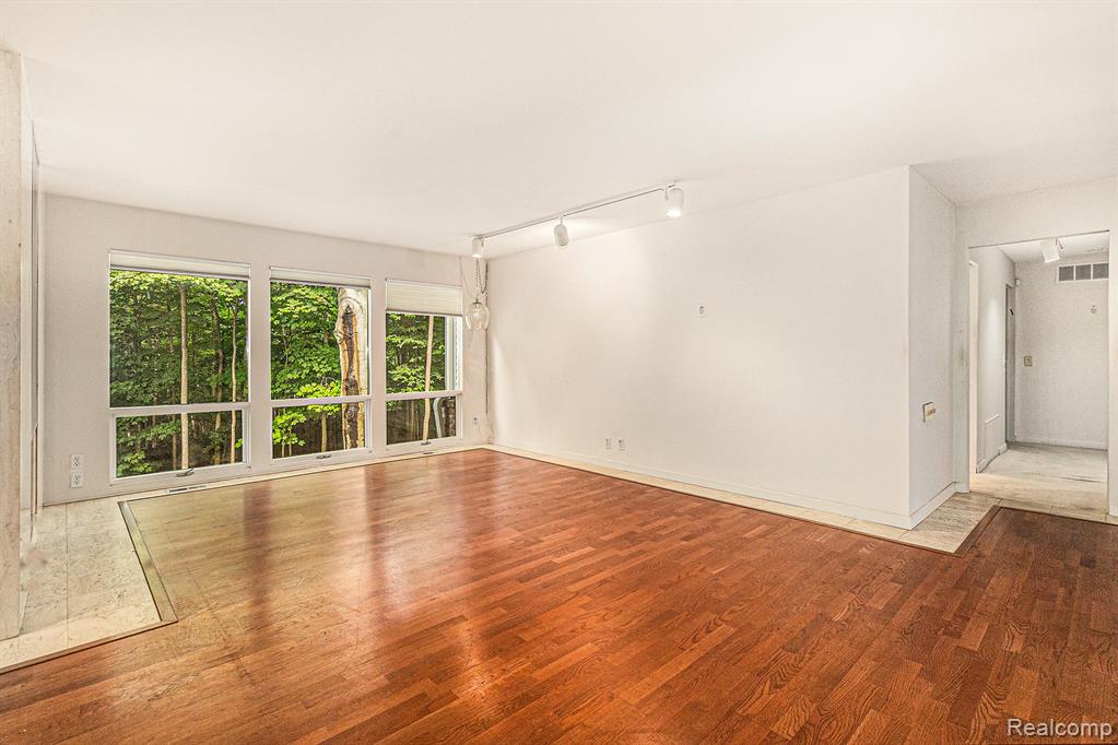 6964 Pebblecreek Woods Drive, West Bloomfield, MI — Photo 4