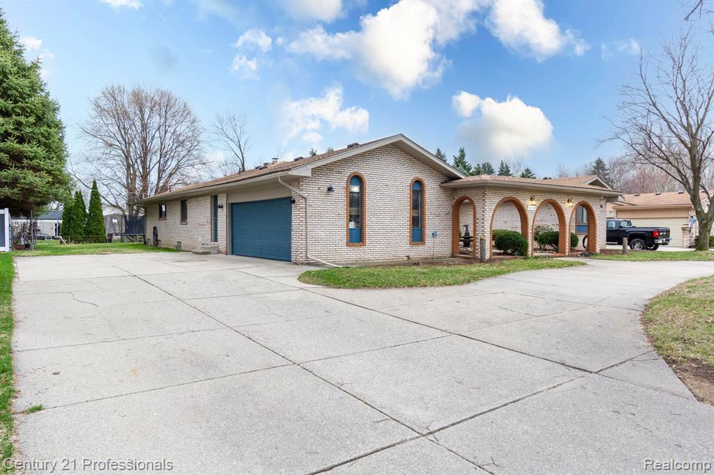 46498 HOUGHTON Drive, Shelby, MI 48315 — Photo 3