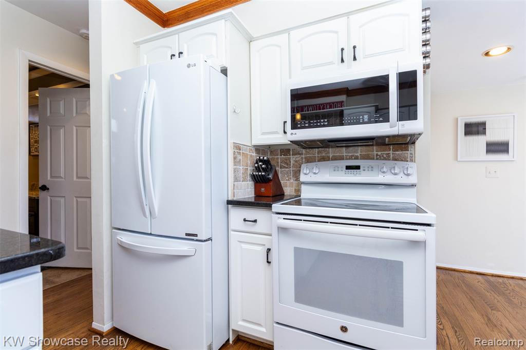 580 Elkinford Drive, White Lake, MI 48383 — Photo 40