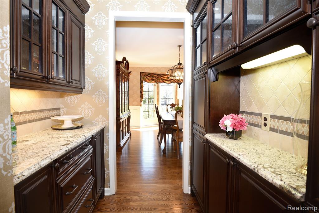 5687 GREENHILL Drive, Troy, MI 48098 — Photo 14