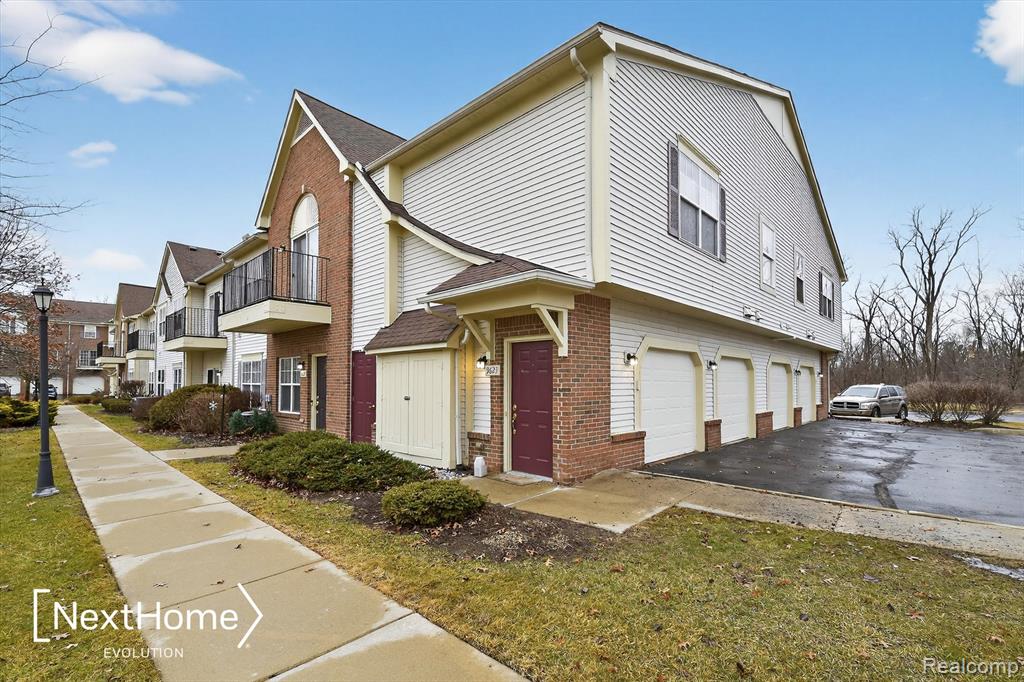 9627 Lakeside Drive, Ypsilanti, MI 48197 — Photo 37