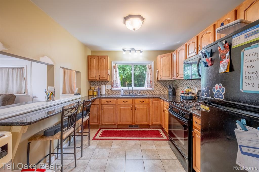 5059 W Coldwater Road, Flint, MI 48504 — Photo 8