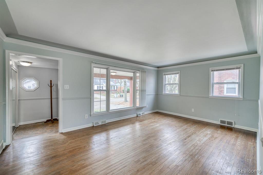 605 E EVELYN Avenue, Hazel Park, MI 48030 — Photo 9
