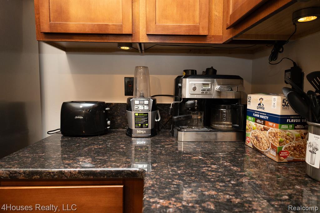 654 LYDIA Lane, Pontiac, MI 48341 — Photo 14