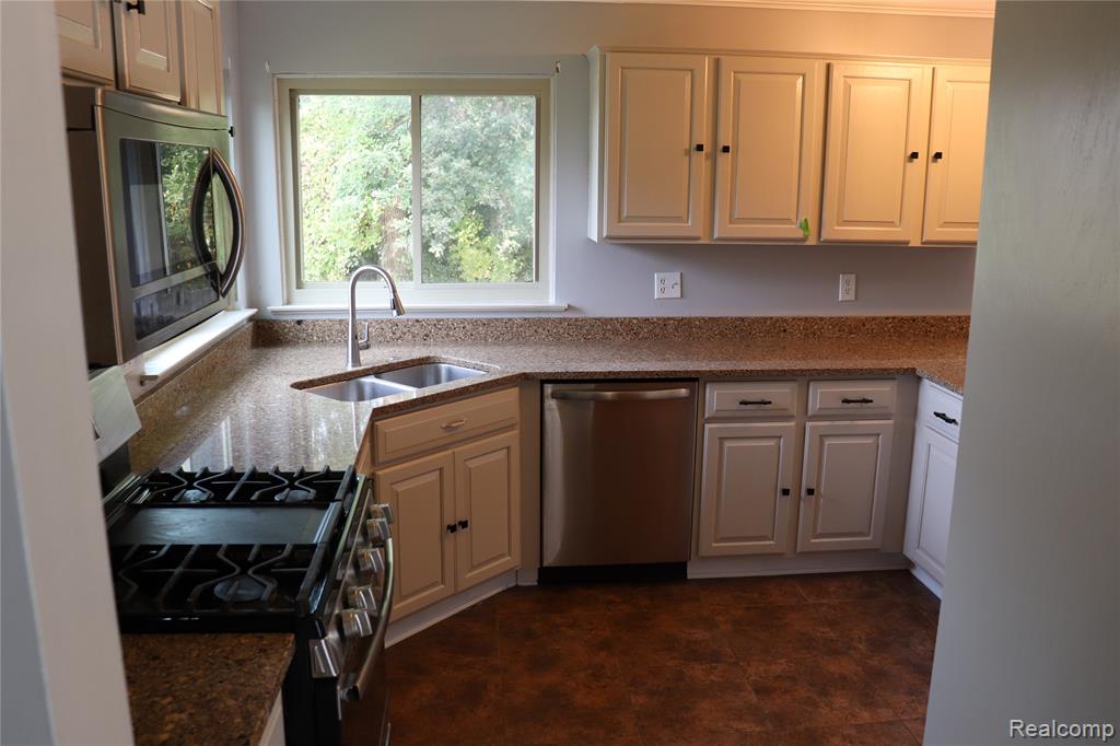52424 Walnut Drive, Chesterfield, MI 48047 — Photo 4