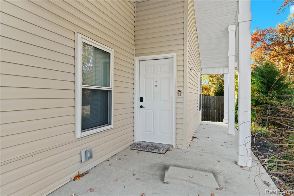 545 CALGARY Street, Auburn Hills, MI 48326 — Photo 2