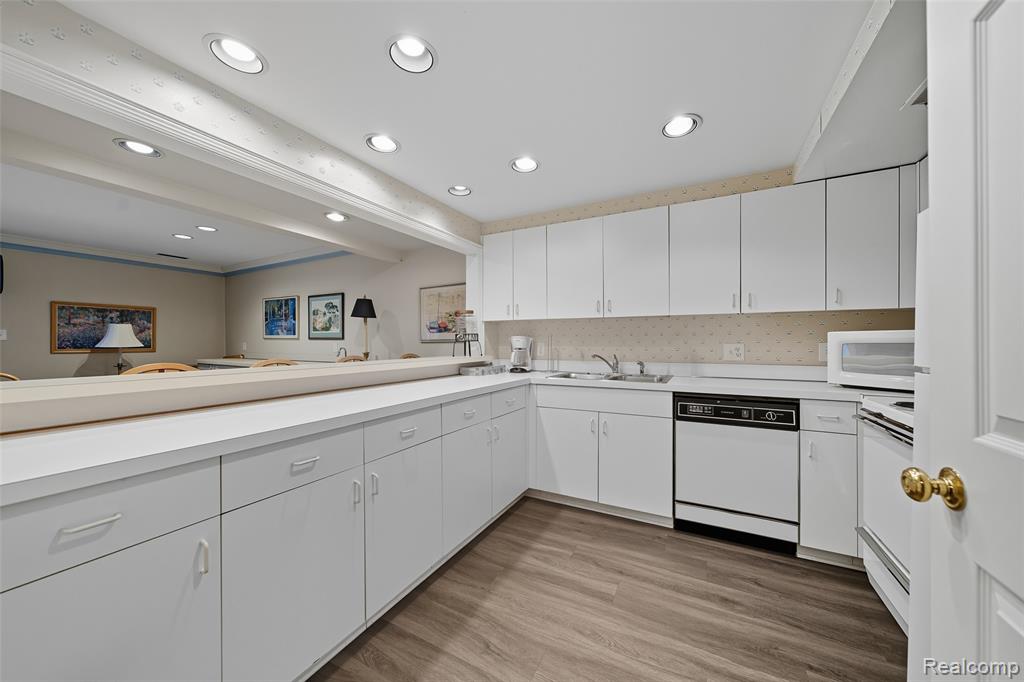 19710 W 13 Mile Road, 108, Beverly Hills, MI 48025 — Photo 11