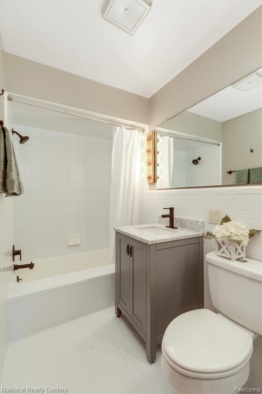 4211 WOODMONT Drive, Waterford, MI 48329 — Photo 16