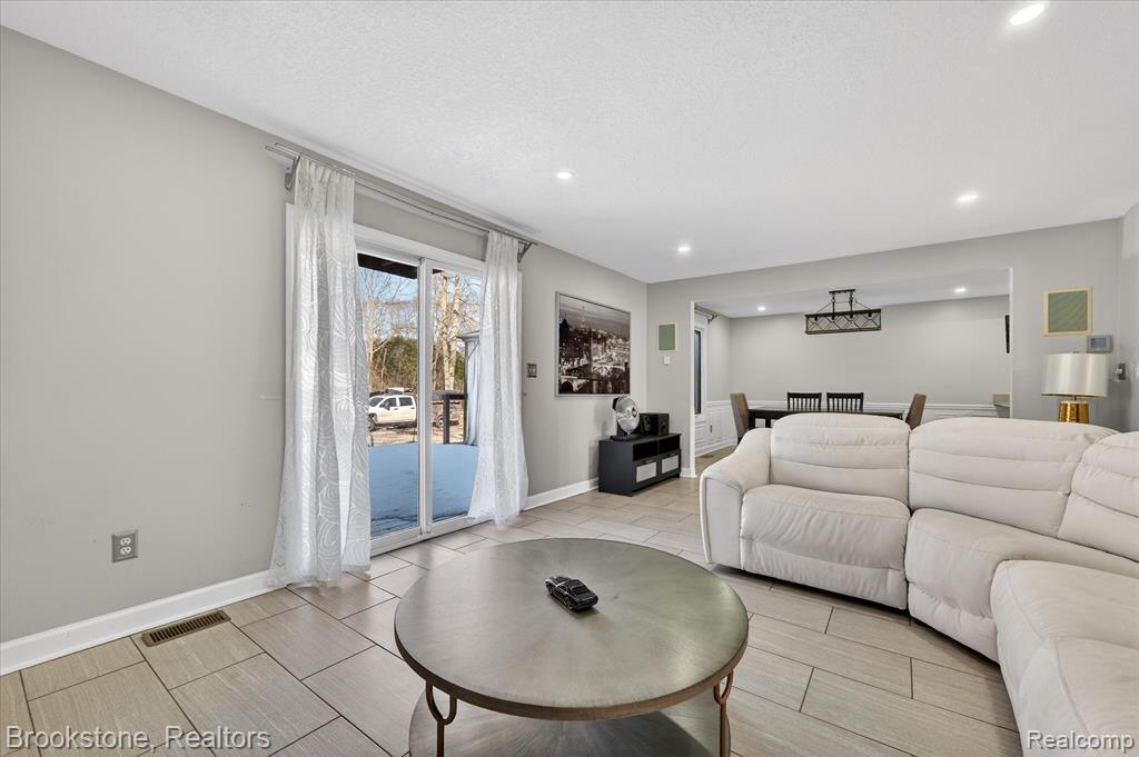 1980 Oakville Waltz Road, New Boston, MI 48164 — Photo 12