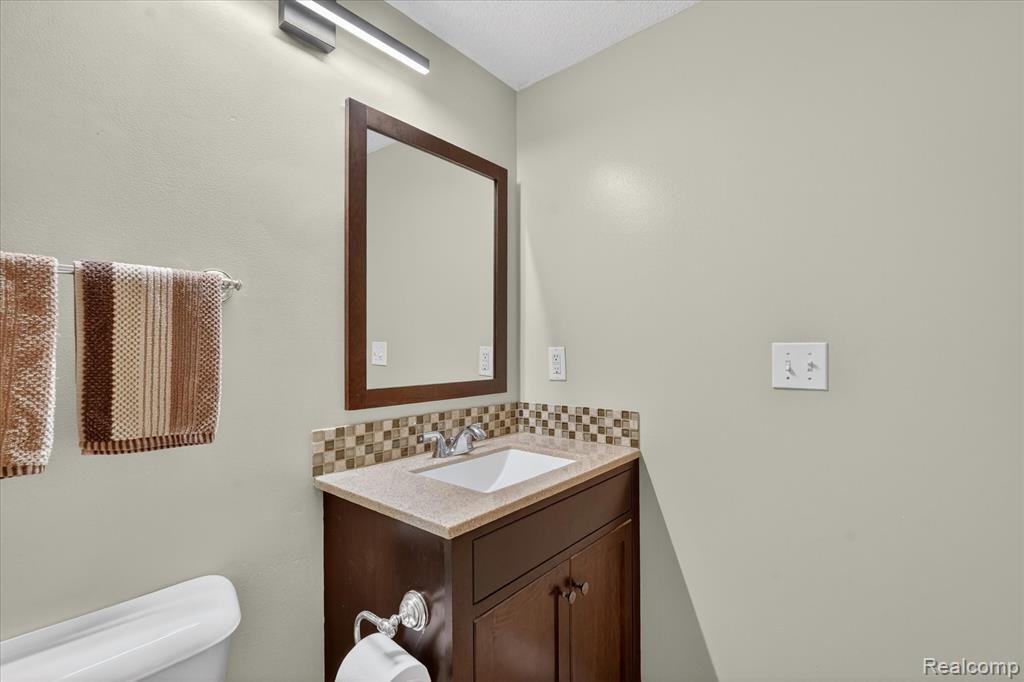 456 Lilly View Court, Howell, MI 48843 — Photo 18