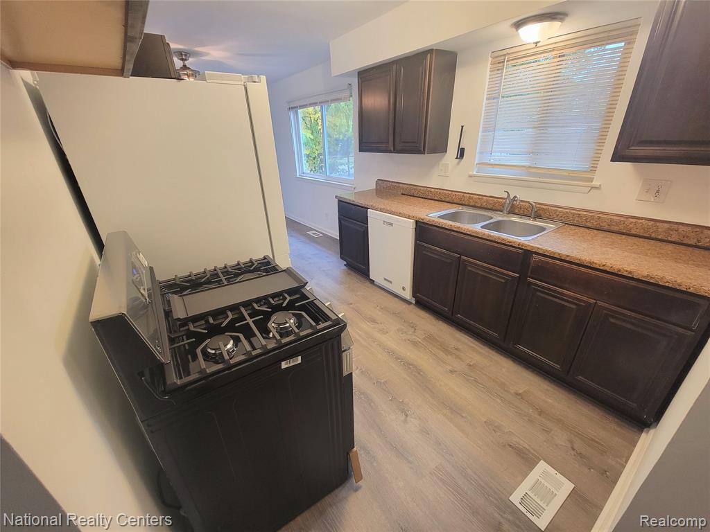 8753 LOZEN Drive, Sterling Heights, MI 48313 — Photo 9