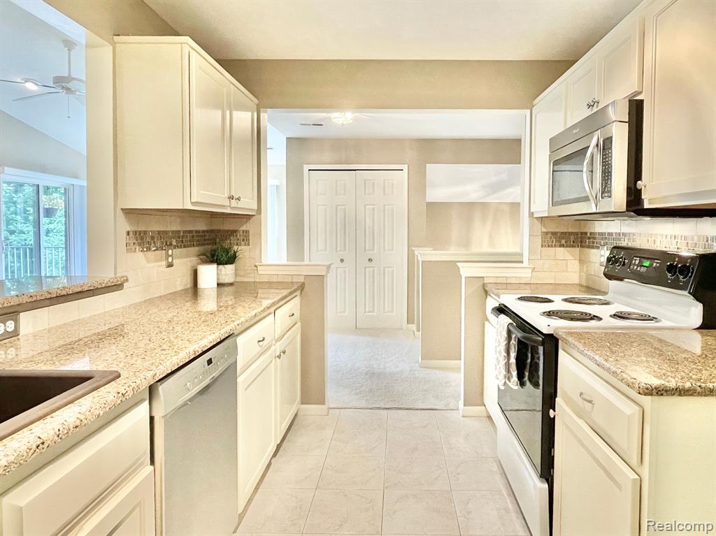 1916 FLAGSTONE Circle, 83, Rochester, MI 48307 — Photo 13