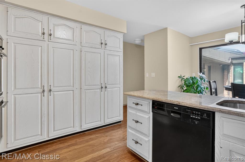 2061 Burgundy Street, West Bloomfield, MI 48323 — Photo 28