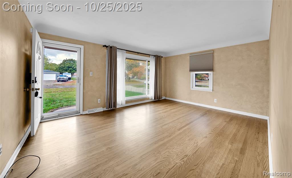 4073 Silver Birch Drive, Waterford, MI 48329 — Photo 2