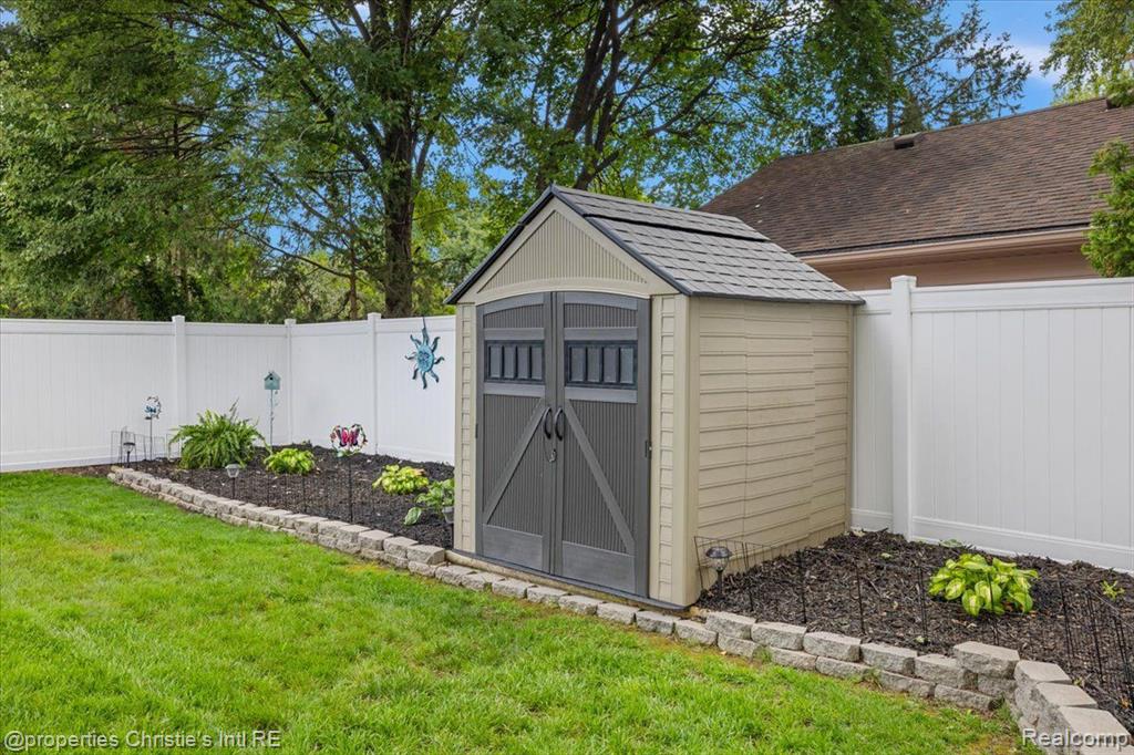 41293 IRONWOOD Drive, Clinton Twp, MI 48038 — Photo 36