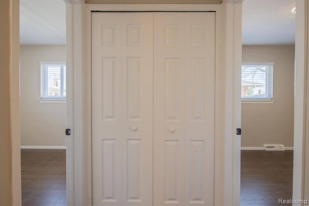 30705 Longfellow Avenue, Madison Heights, MI 48071 — Photo 14