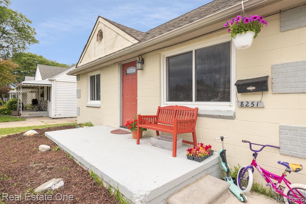 8251 STATE PARK, Center Line, MI 48015 — Photo 4