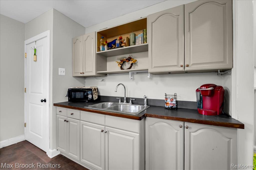 2208 Avondale Street, Sylvan Lake, MI 48320 — Photo 13